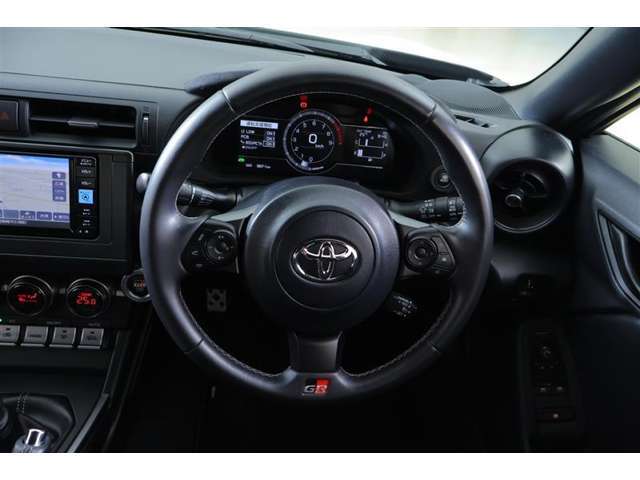 ステアリングスイッチ付き。前方から目を離すことなく操作することが可能です。