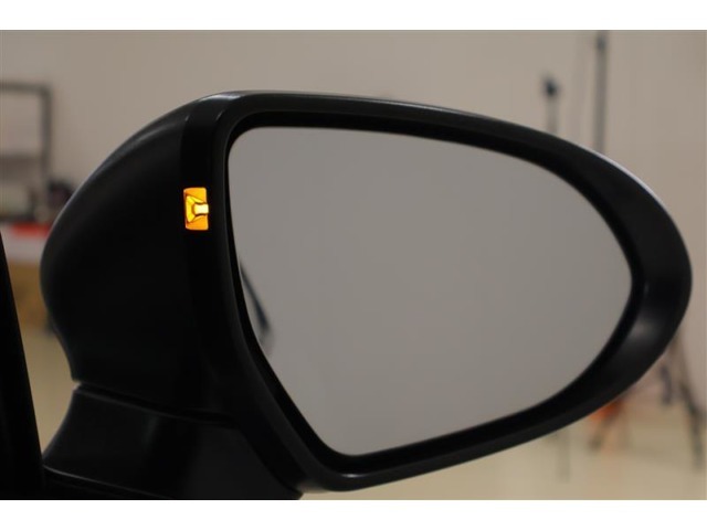 後方警戒支援システム付いてます！ドアミラーで後方の死角領域に接近してくる車両を検知して後方確認をアシストしてくれます♪