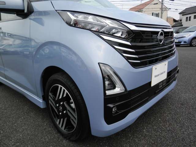 LED！！従来のハロゲンライトに比べ、消費電力は少なく、明るさは2倍以上の性能を持っています。夜道での視界を確保し、しかも長寿命を実現しています。