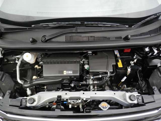 エンジンルームになります。内外装だけでなくこちらも清掃済みです。　納車までにディーラーが使用している工場にもう1度しっかり点検いたしますので、安心してお乗りいただけると思います。