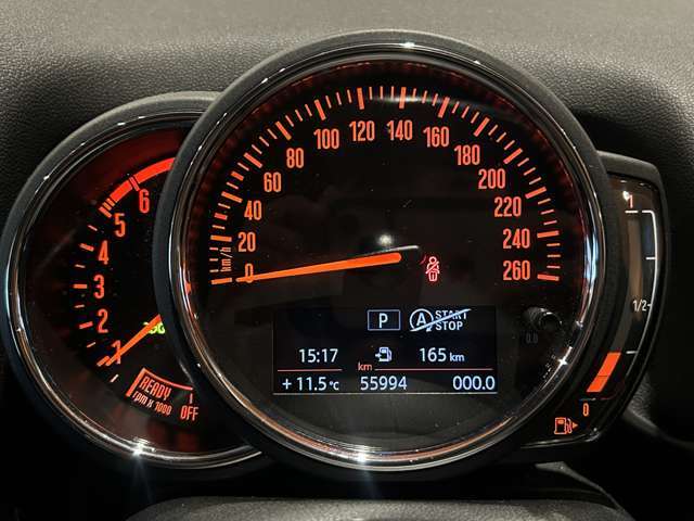 マットブラックにホワイトのLIBERALAのロゴの建物と看板が目印です。