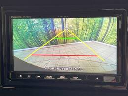 【バックカメラ】駐車時に後方がリアルタイム映像で確認できます。大型商業施設や立体駐車場での駐車時や、夜間のバック時に大活躍！運転スキルに関わらず、今や必須となった装備のひとつです！