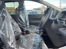 【運転席】座り心地が良いシートなので長時間の運転でも快適にお過ごしいただけます。新品のフロアマットのご注文も可能です。掲載箇所以外にご希望の写真がございましたらお気軽にお問い合わせ下さい。