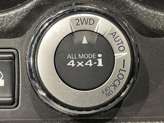 【オールモード4×4】2WD/4WDモードを手軽に切り替え可能。燃費重視の2WD、スタック時に役立つLOCK、AUTOモードでは4WDの配分を自動で調整し、路面状況を問わず安定した走りをサポート。