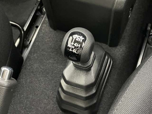 【トランスファーレバー（パートタイム4WD）】路面状況などに応じて2WDと4WDを任意に切り替えて走行できます！※各走行モードについては店舗スタッフにお尋ねください。