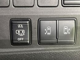 【ハンズフリー機能付き両側パワースライドドア】スライドドアの下に足先を入れてすぐ引くと、自動的にスライドドアが開閉します！荷物で両手がふさがった状態でも、ドアの開閉ができてとっても便利！