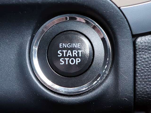 【プッシュスタート装備車】鍵を持っているだけで、ワンタッチでエンジン始動ができる優れものです。わざわざ鍵を出す手間も無くなり、一度使うと手放せない大変便利な機能です。