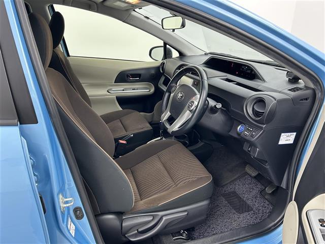 【運転席】座り心地が良いシートなので長時間の運転でも快適にお過ごしいただけます。新品のフロアマットのご注文も可能です。掲載箇所以外にご希望の写真がございましたらお気軽にお問い合わせ下さい。