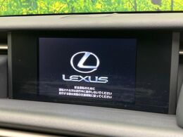 【メーカー純正ナビ】インテリアに溶け込むスタイリッシュな「専用設計」メーカーナビを装備♪視認性や操作性など基本性能にも優れ、より上質なカーライフをお楽しみいただけます。