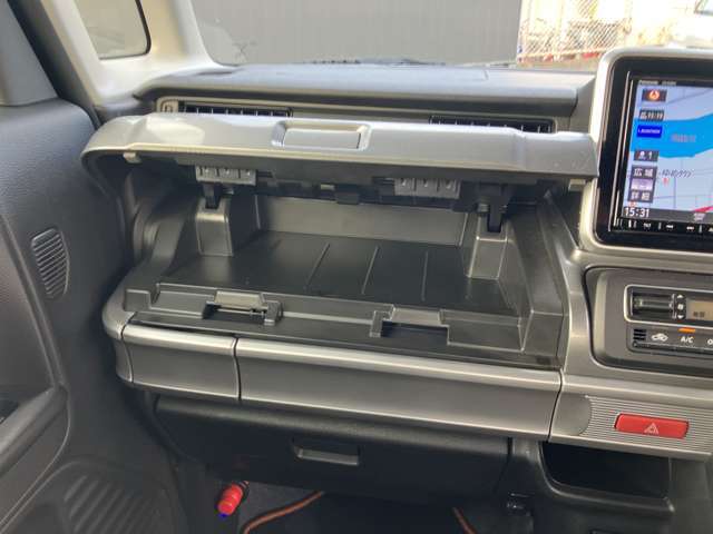 助手席前収納　ティッシュやマスクなどを入れておくと便利です