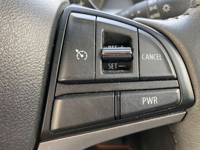 ハンドル操作部　クルーズコントロールスイッチ　60キロから100キロの間で自動走行してくれるので高速道路での長距離運転時に運転をサポートしてくれます