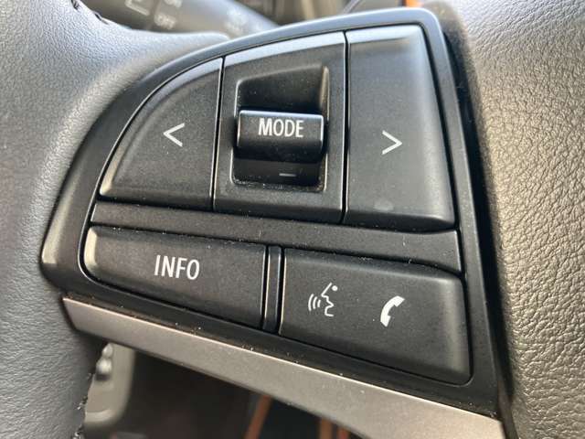 ハンドル操作部　オーディオコントロールスイッチで手元でボリューム調整などが操作できます