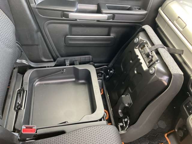 助手席の下にはちょっとした収納があるので便利です。