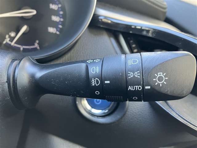 オートライトで早めのヘッドライト点灯。夕暮れ時の事故を軽減します。