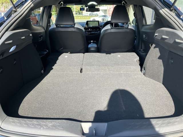 シートを倒せばより多くの荷物を載せることができます。