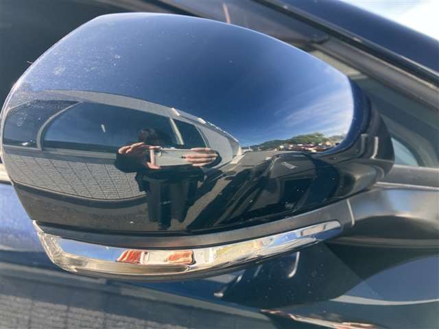 周りの車に「ウインカー＆ハザード」を気付いてもらえる装備です。