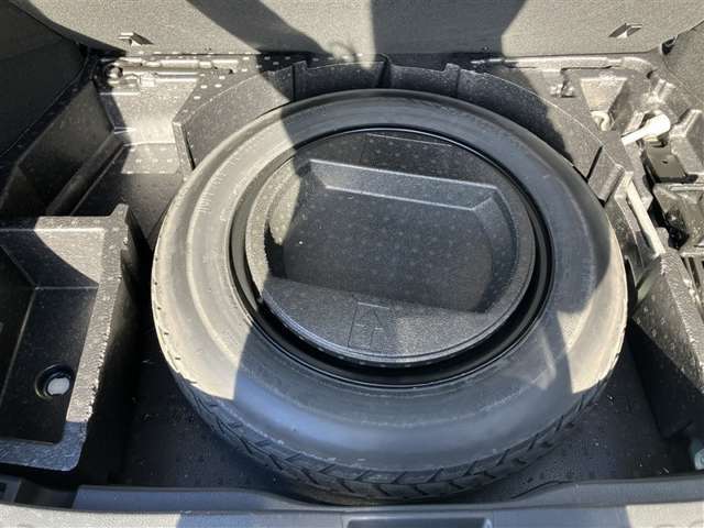 スペアタイヤ積んでます。