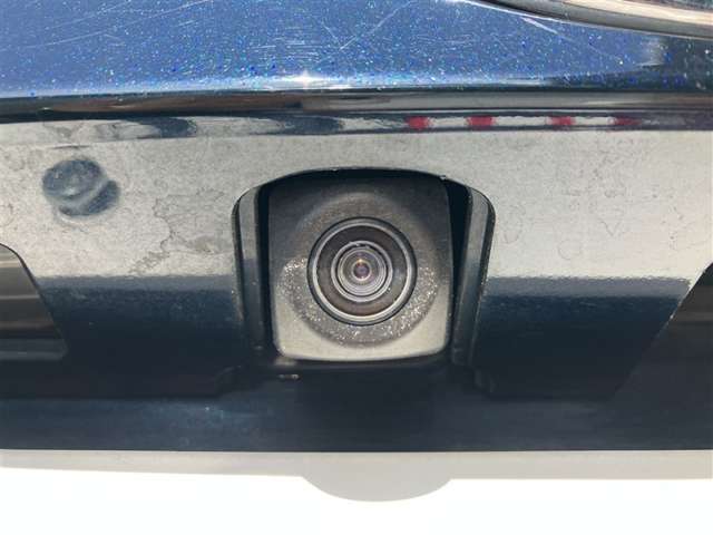 バックカメラ付いています。モニターと連動し車両後退時には後方の映像を映し出します。