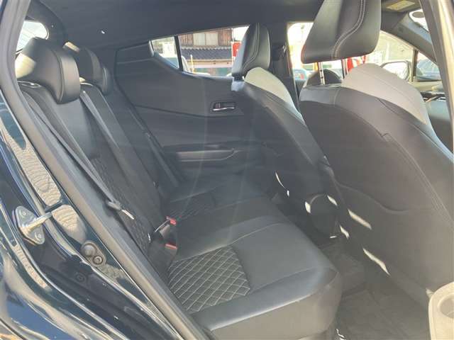 シート素材は通気性がよく蒸れにくいモケットです。