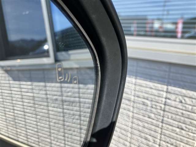 ブラインドスポットモニターです。車両を検知すると点灯し知らせてくれます。