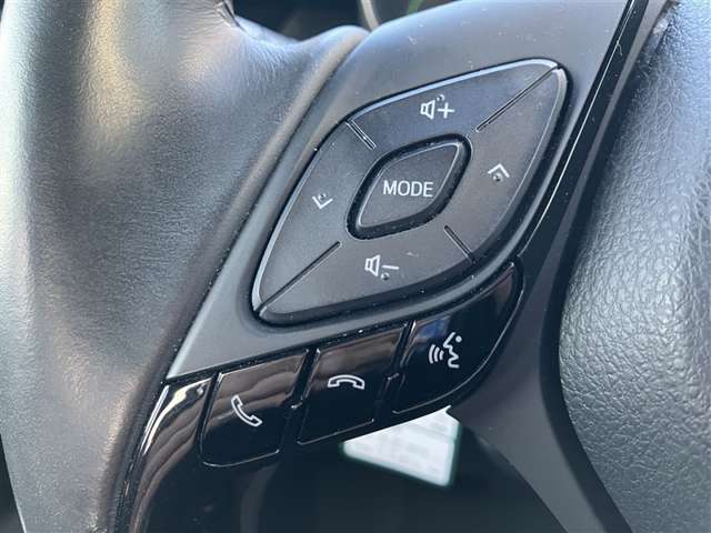 ステアリングスイッチ付いています。ハンドルから手を離すことなくオーディオ操作等できます。
