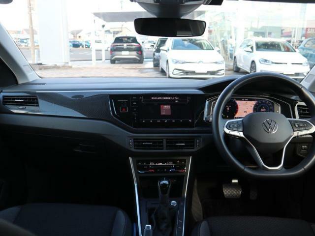 エアコンなどのスイッチ類は運転中でも操作しやすい位置に配置されております