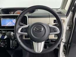 【ハンドル】軽い力で扱いやすいハンドルです。目立つ傷やスレなどなく綺麗な状態です！除菌プランいれていただくとさらに快適に！清潔なお車はお子様にも安心ですね！