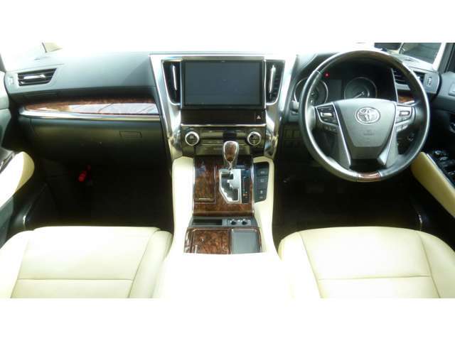 インパネ全体の状態です。ハンドルは商談後に次に掲載のものに変更します。