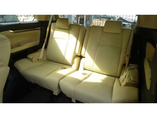 3列目シートになります。2人掛け、3人掛けで使用できます。