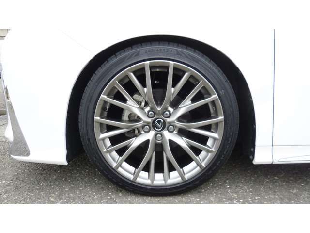 20インチアルミホイール交換済です。18インチのアルミホイールも別途ご用意可能です。