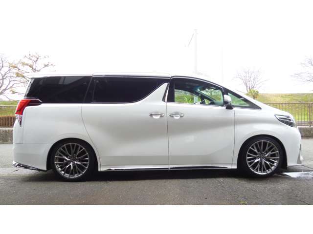 20インチアルミホイール交換済です。18インチのアルミホイールも別途ご用意可能です。