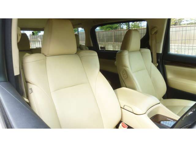 運転席周りになります。