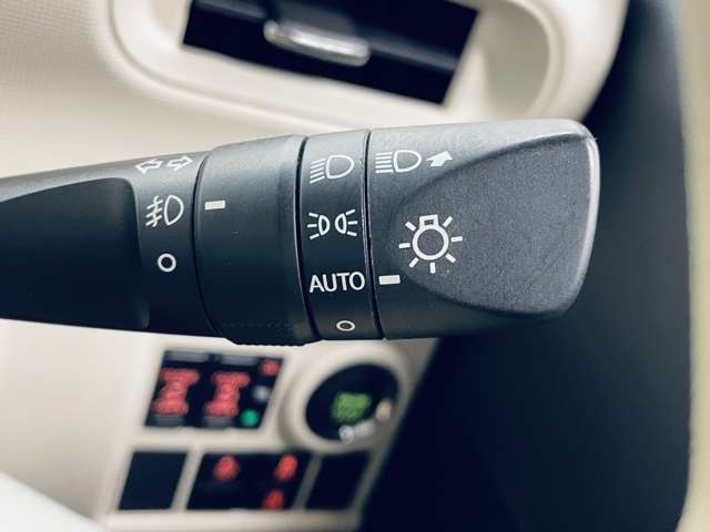 「オートライト」　暗くなると自動でライトが点灯し、安全運転を手助け！