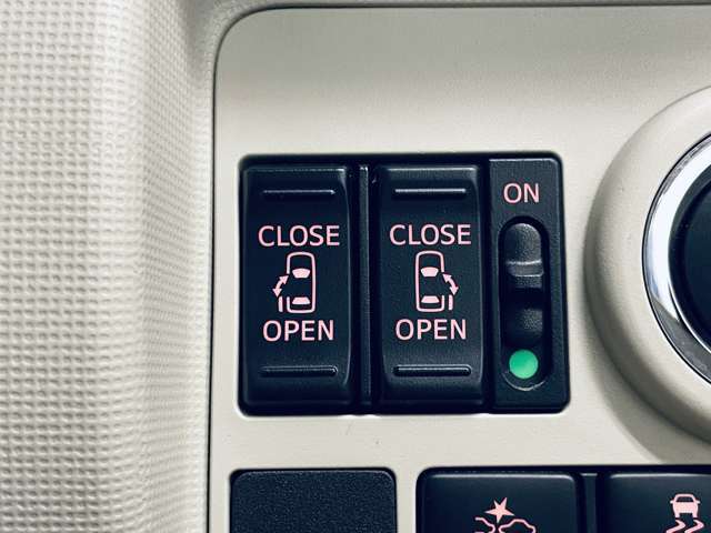 「両側パワースライドドア」　左右どちらもパワースライドドア装備♪誰でも簡単に開閉が出来ます！