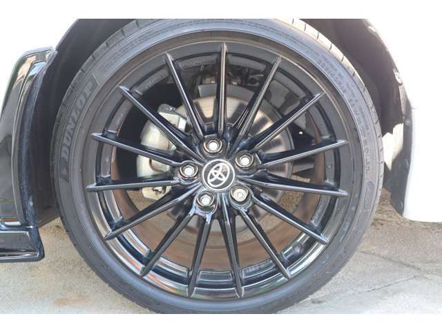 ガリキズなど無く、とても綺麗な状態の、純正18インチAW付きです！！タイヤの残り溝