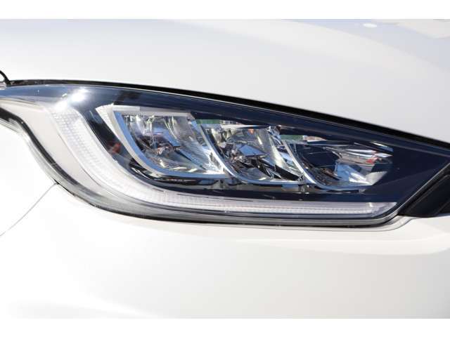 くすみなど無く、とても綺麗な状態の、LEDヘッドライトになります♪♪