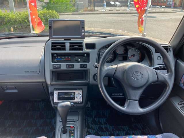 スポーティな3本スポークステアリング。簡素な運転席周り。
