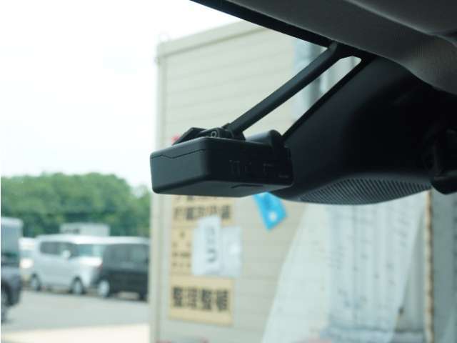 ◆ドライブレコーダー◆映像・音声などを記録する自動車用の装置です。　もしもの事故の際の記録はもちろん、旅行の際の思い出としてドライブの映像を楽しむことができます。