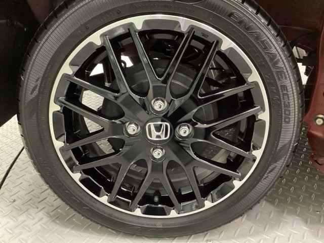 純正アルミホイールです。足元が引き立つので、車全体のイメージがアップしますよ！