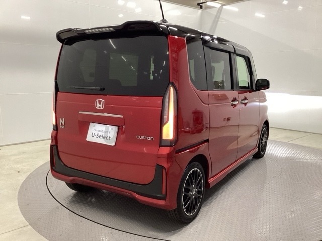 プライバシーガラスが装備されています。外を見るときには気にならずに、後方車両からは車内が見えにくい設計です。