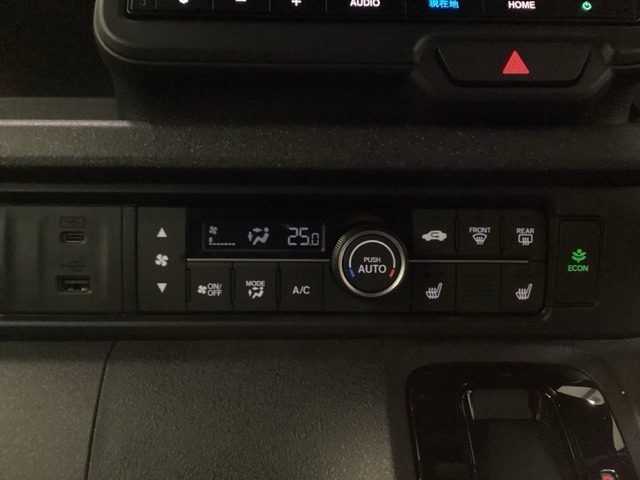 運転席のシートヒーターで寒い日もすぐに温かくなり快適に過ごせます。2段階の温度調整が可能です。