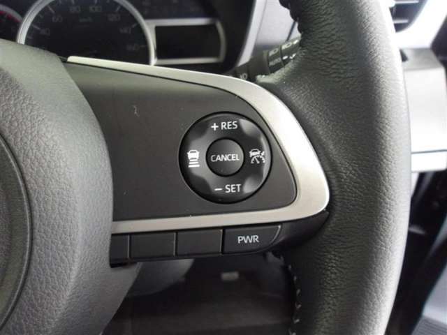 レーダークルーズコントロール付きです。車速に応じて追従支援してくれるので、ロングドライブも快適です。詳細は販売店スタッフまでおたずねください。