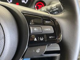 【アダプティブクルーズコントロール】高速道路での長距離走行が楽に！！自動で速度を保つクルーズコントロールが、衝突軽減システムと連携し、前方の車両を感知して車間を保つように速度調節してくれます！！