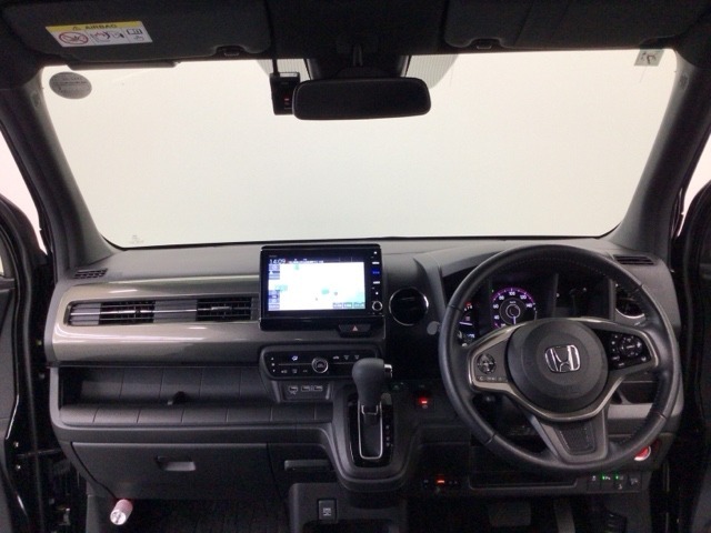 【前方視界】開放的な前方視界！運転がしやすく疲れにくいです♪窓が大きく、見通しがとっても良いおクルマですよ♪