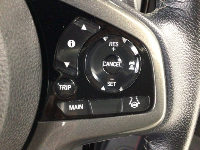 【アダプティブ・クルーズ・コントロール】予め設定した車速内でクルマが自動的に加減速。 前走車との適切な車間距離を維持しながら追従走行し、高速道路でのドライバーの疲労を軽減してくれる嬉しい機能付♪