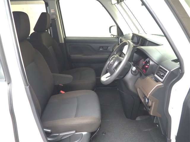 フロントシートです。シート、ハンドルは前後・上下に調節可能です。ご自身にあったポジションに合わせやすいです！