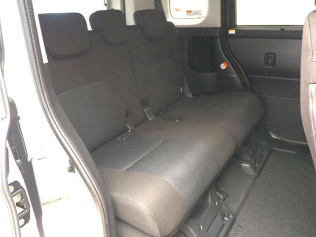 ゆとりある広々とした車内空間は、ドライブを始め買い物やレジャーなど、幅広く活躍します。一人でもみんなとでもお出かけを楽しみましょう！