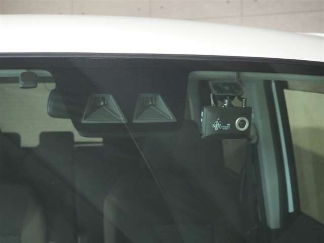 ドライブレコーダー付きなので非常時の記録だけでなく、旅の思い出も残すことができます！