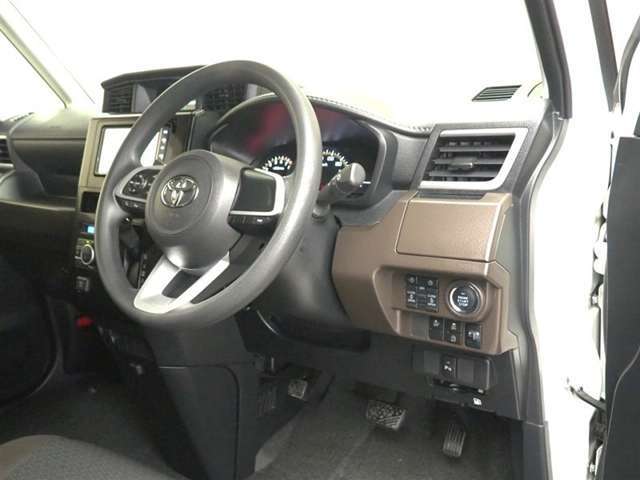 運転席の様子です。見通しの良いすっきりとした内装で運転しやすい空間となっております！