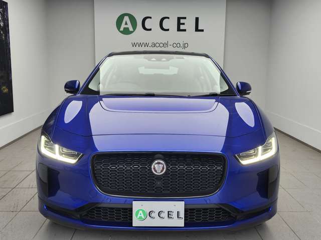 「XE」や「XF」といったジャガーのセダンを思わせるフロントデザイン！グリルの上部のエアスクープが空力性能を向上させます！